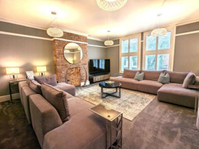 Lux 2 Bed Apartment, 2 Parking spaces, 1 minute to Metrolink